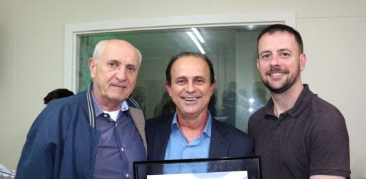 Diretores do Grupo RSCOM, Carlos Domingos Piccoli e Marcelo Dytz Piccoli com o Prefeito de Garibaldi Antônio Cettolin