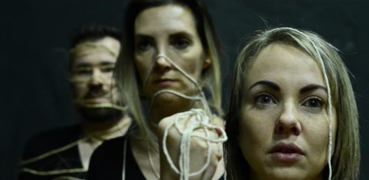 O Grupo teatral Menos Zoom Art Group estreia a peça M.U.L.H.E.R em Caxias do Sul