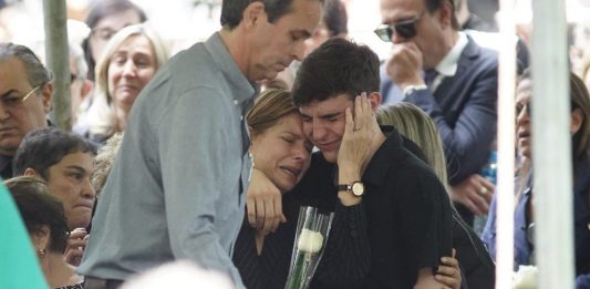 Corpo de Gugu Liberato é enterrado sob aplausos e muita emoção