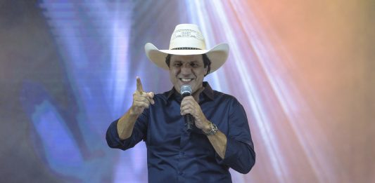 Vídeo: cantor sertanejo Juliano Cezar morre após sofrer infarto durante show