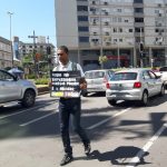 Jovem que vende balas em sinaleira consegue emprego em Caxias do Sul