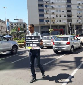 Jovem que vende balas em sinaleira consegue emprego em Caxias do Sul