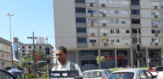 Jovem que vende balas em sinaleira consegue emprego em Caxias do Sul