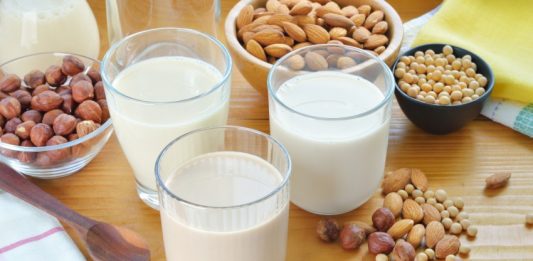 O que é melhor para a saúde, leite de vaca ou alternativos?