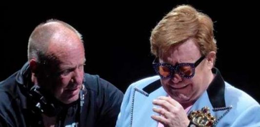 Elton John abandona palco aos prantos, após perder a voz