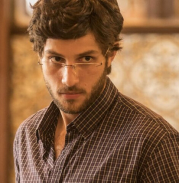 Chay está como co-protagonista da novela  Amor de Mãe
