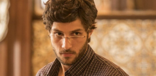 Chay está como co-protagonista da novela  Amor de Mãe