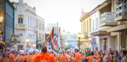 Carnaval Retrô: diversão e alegria contagiante