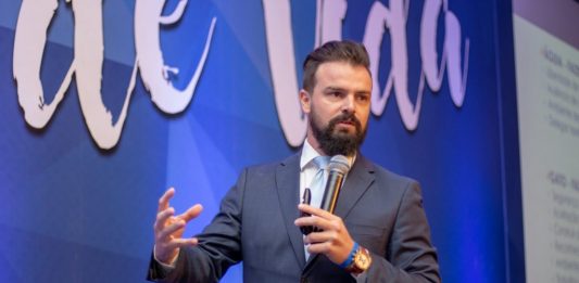 Douglas Maluf assume relação com Paolla Oliveira