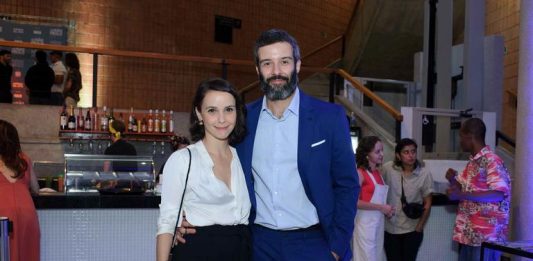 Débora Falabella comparece a evento com novo namorado