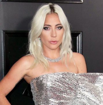 Lady Gaga é flagrada aos beijos com Michael Polansky