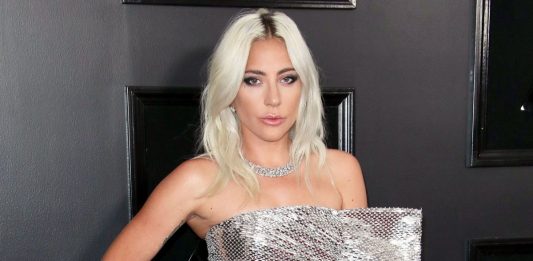 Lady Gaga é flagrada aos beijos com Michael Polansky