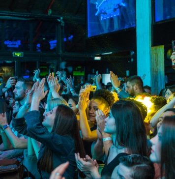 Desfile e show acústico no Bamboo Lounge em homenagem às mulheres