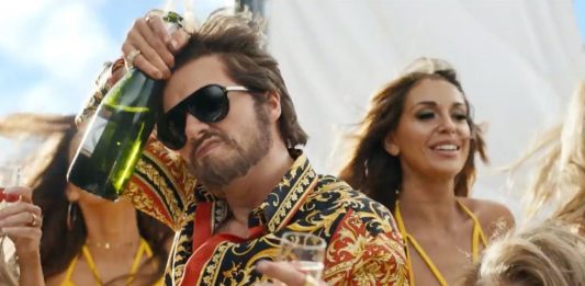 Taylor Swift se transforma em homem em clipe de The Man