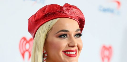 Katy Perry revela que está grávida em novo clipe