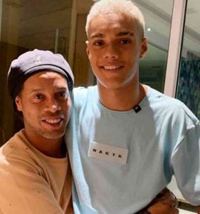 Filho de Ronaldinho Gaúcho faz postagem de apoio ao pai