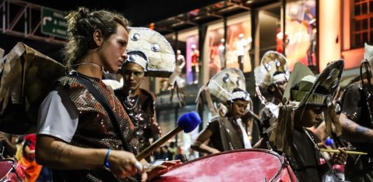 Carnaval de Rua: Desfile das Escolas de Samba reúne cerca de 5 mil pessoas