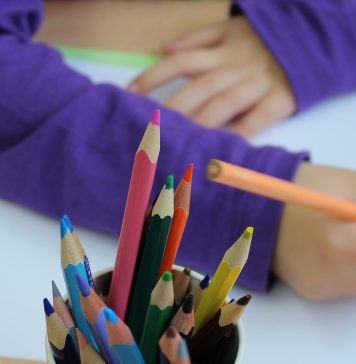Pedagoga ensina atividades para entreter crianças na quarentena