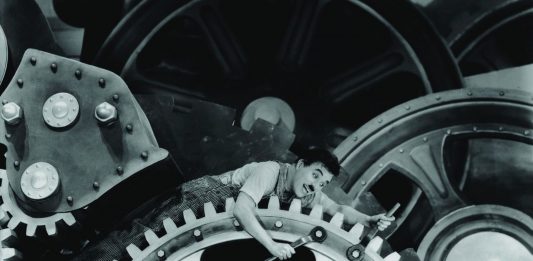 Cinema de Verão exibe Tempos Modernos neste sábado em Caxias do Sul