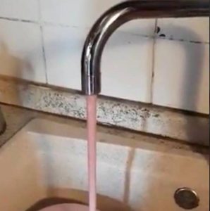 Torneira jorra vinho tinto no lugar de água em cidade italiana