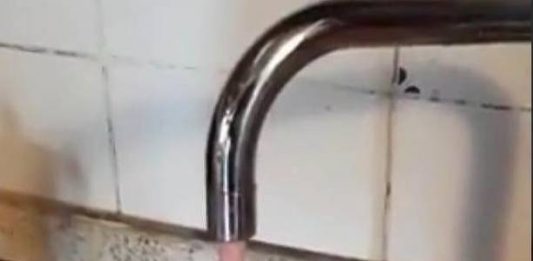 Torneira jorra vinho tinto no lugar de água em cidade italiana