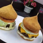 Lanchonete cria hambúrguer de coxinha e viraliza nas redes sociais