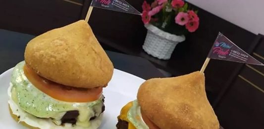 Lanchonete cria hambúrguer de coxinha e viraliza nas redes sociais