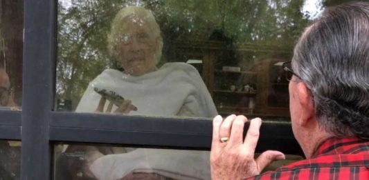 Homem canta na janela de sua mulher em lar de idosos