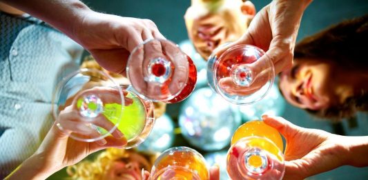 Por que é perigoso fazer uma festa em meio à pandemia?