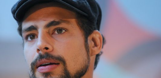 Cauã Reymond comenta par romântico com a ex Alinne Moraes