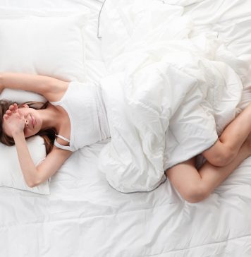 Conheça os prós e contras de cada posição para dormir