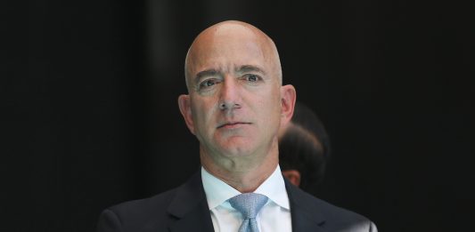 Jeff Bezos pode se tornar o primeiro trilionário da história
