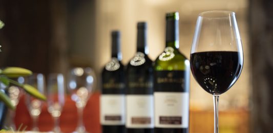 Descubra os vinhos e espumantes que mais combinam com seu amor para presentear no Dia dos Namorados