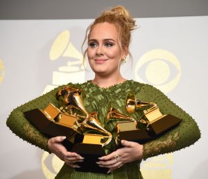 Adele posta primeira foto do ano e chama atenção pelo novo visual