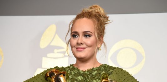 Adele posta primeira foto do ano e chama atenção pelo novo visual