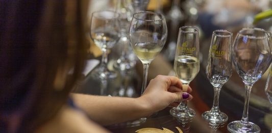Vinícola lança experiência com harmonização de espumantes e chocolates para fazer em casa