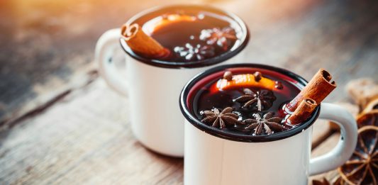 Glühwein, o vinho quente alemão, na sua festa junina