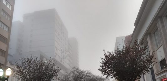 Frio e neblina marcam o amanhecer em Bento Gonçalves