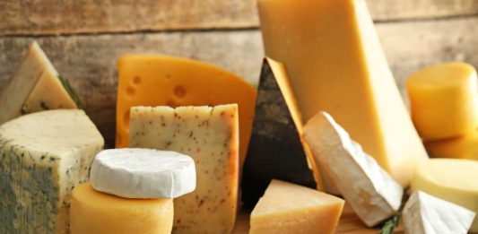 História do queijo: origem, tipos, classificação