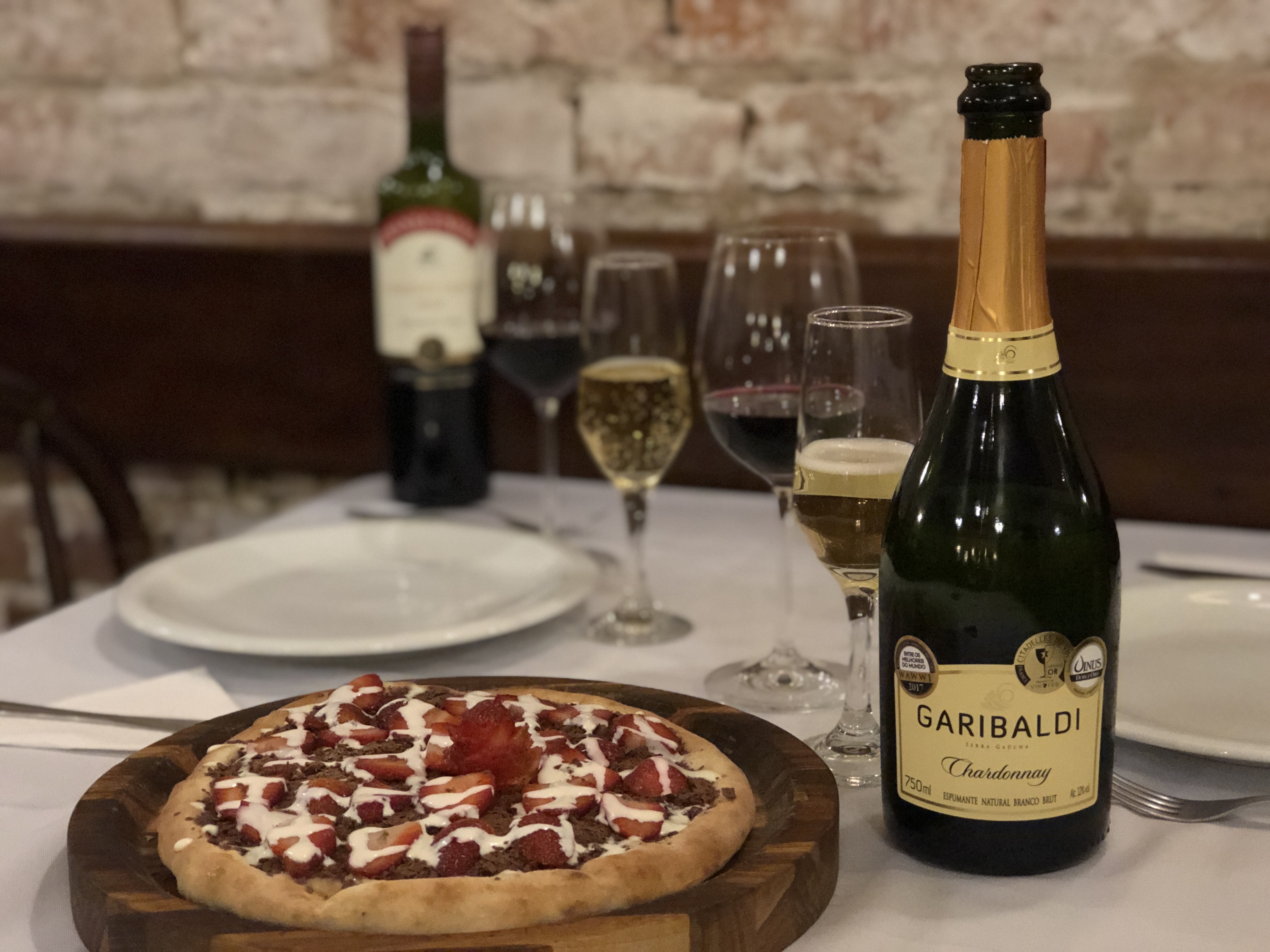 Brinde o Dia da Pizza com um bom vinho ou espumante