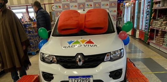 Com mais de meio milhão de participações, moradora de Caxias ganha carro da promoção Acelera Audiência Premiada