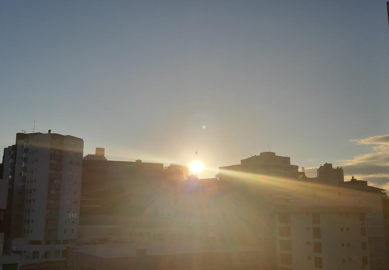 E lentamente o sol vai se despedindo