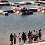 Despedida: Familiares e parte do elenco de Glee ficaram de mãos dadas olhando para lago Piru, na Califórnia (EUA).