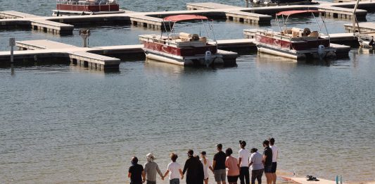 Despedida: Familiares e parte do elenco de Glee ficaram de mãos dadas olhando para lago Piru, na Califórnia (EUA).