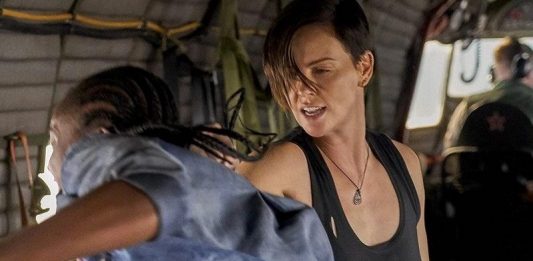 Charlize Theron quebra tudo no filme The Old Guard