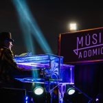 Projeto Música a Domicílio leva show de Rodrigo Soltton para as ruas