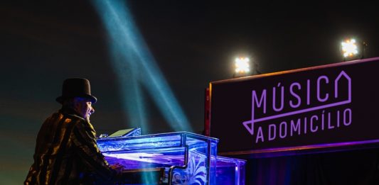 Projeto Música a Domicílio leva show de Rodrigo Soltton para as ruas