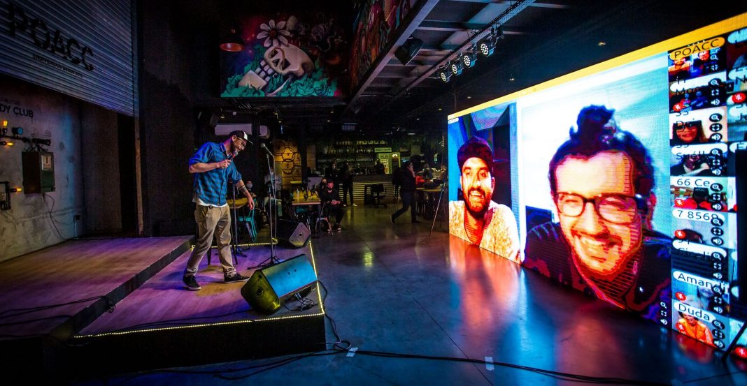 André Damasceno faz apresentação na CLAQ do Poa Comedy Club