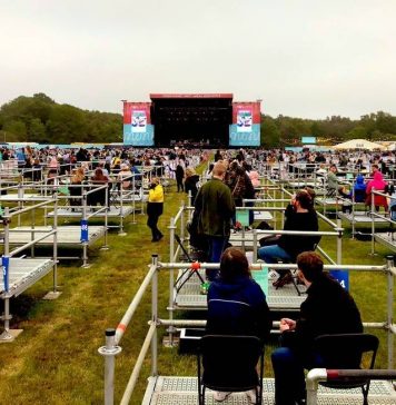 Vídeos: Inglaterra faz 1º show com distanciamento