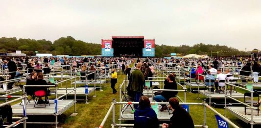 Vídeos: Inglaterra faz 1º show com distanciamento